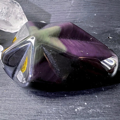 Regenbogenobsidian Stern, tiefschwarz-violett mit grünem Schimmer, sternförmig poliert, spiegelnder Glanz | Happy Minerals