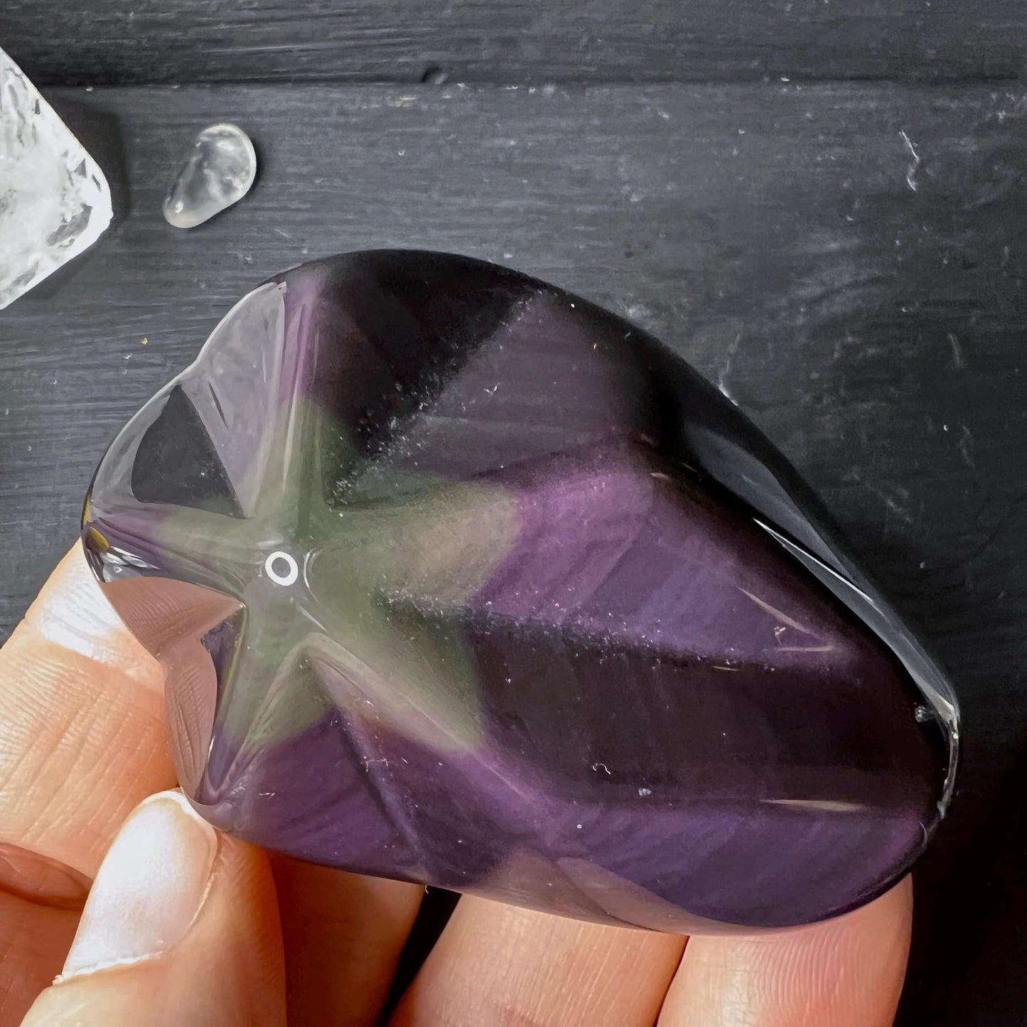 Regenbogenobsidian Stern 65mm, schwarz-violett mit grünem Sternenreflex, poliert, ovale Form | Happy Minerals