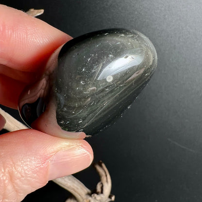 Regenbogenobsidian Trommelstein 6 | längliche Form | grün-graue Farbnuancen | Happy Minerals