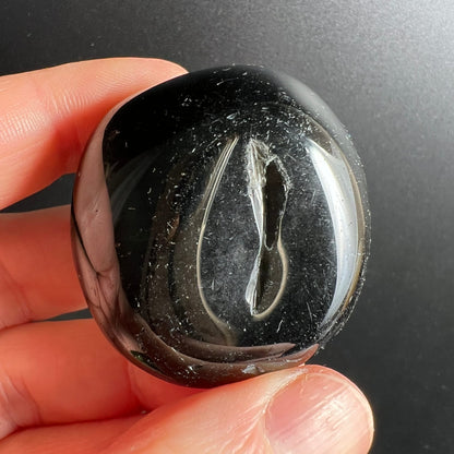 Regenbogenobsidian Trommelstein, tiefschwarz mit glasklaren Lichtreflexen und feinen Seidenglanz-Fasern, oval poliert | Happy Minerals
