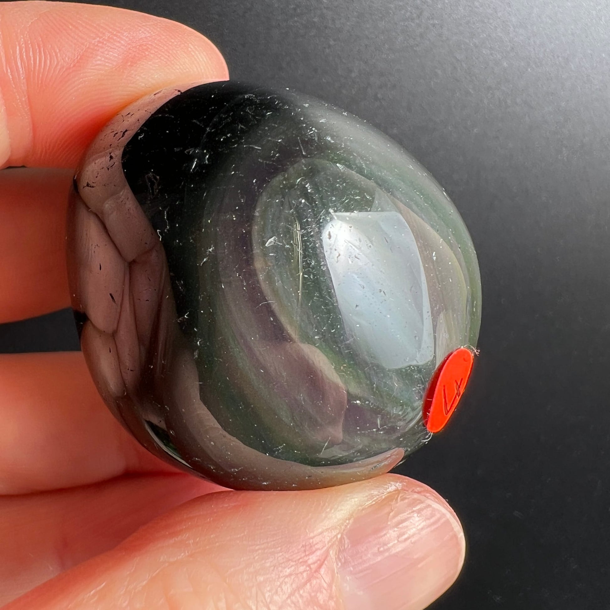 Regenbogenobsidian Trommelstein, tiefschwarz mit schimmernden grün-lila Farbschleiern, rund poliert | Happy Minerals