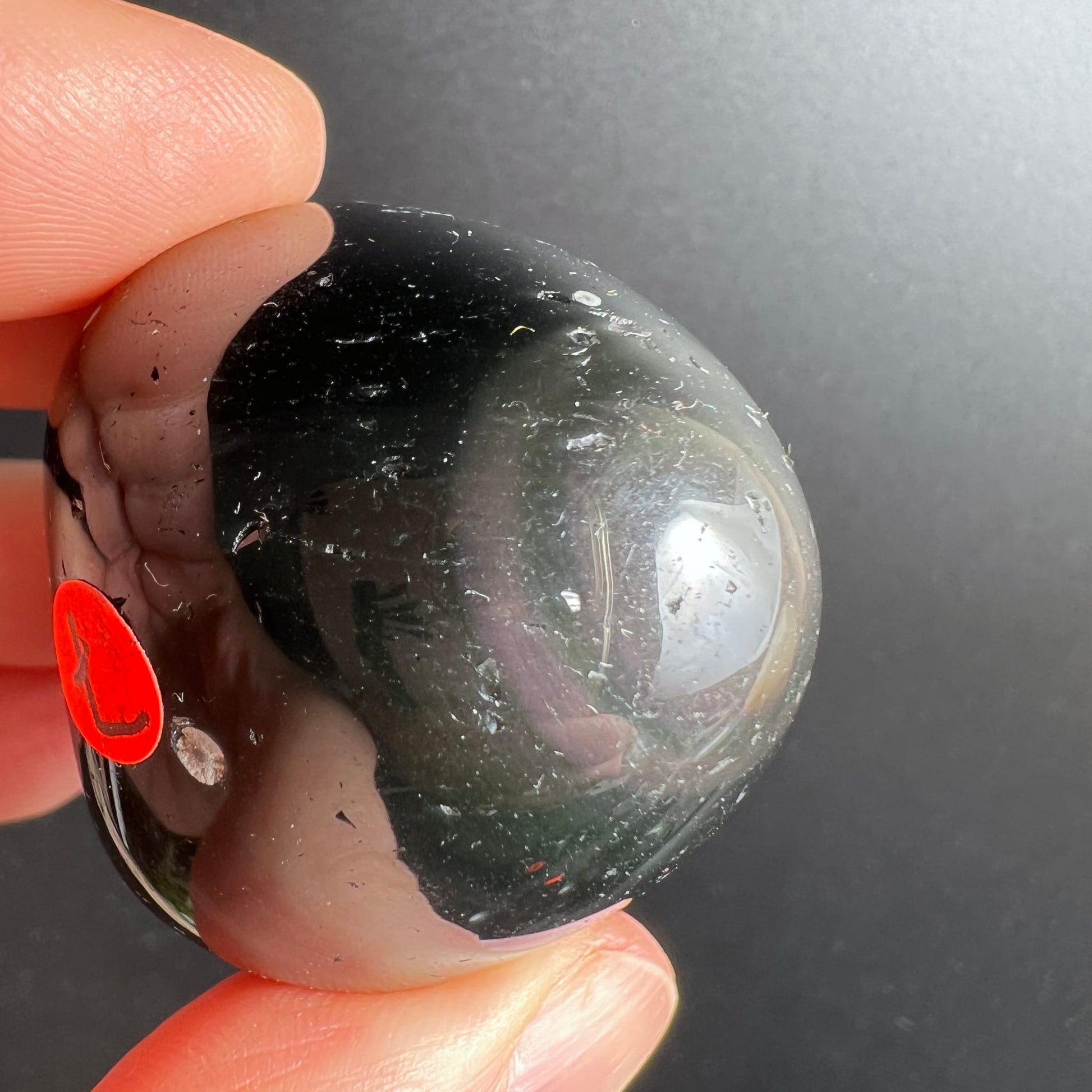 Regenbogenobsidian Trommelstein, tiefschwarz glänzend mit schimmernden Lichtreflexen, polierte Kugelform, 50mm | Happy Minerals