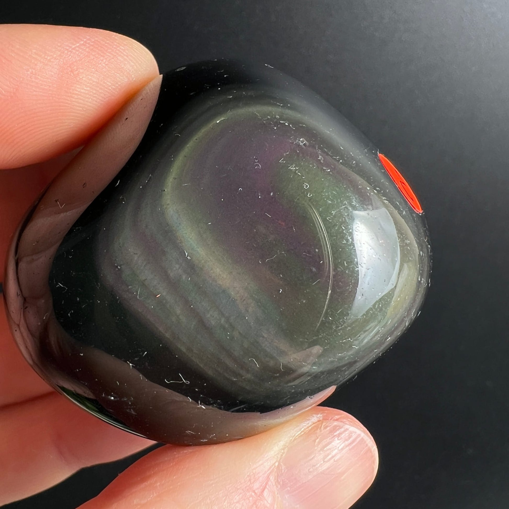 Regenbogenobsidian Trommelstein, tiefschwarz mit schimmerndem Regenbogenoval in Lila, Grün, Gold, poliert | Happy Minerals