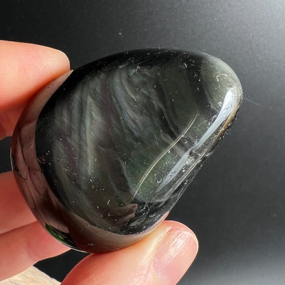 Regenbogenobsidian Trommelstein, schwarz mit schimmernden silber-grünen Schlieren, glatt poliert, Handschmeichler | Happy Minerals