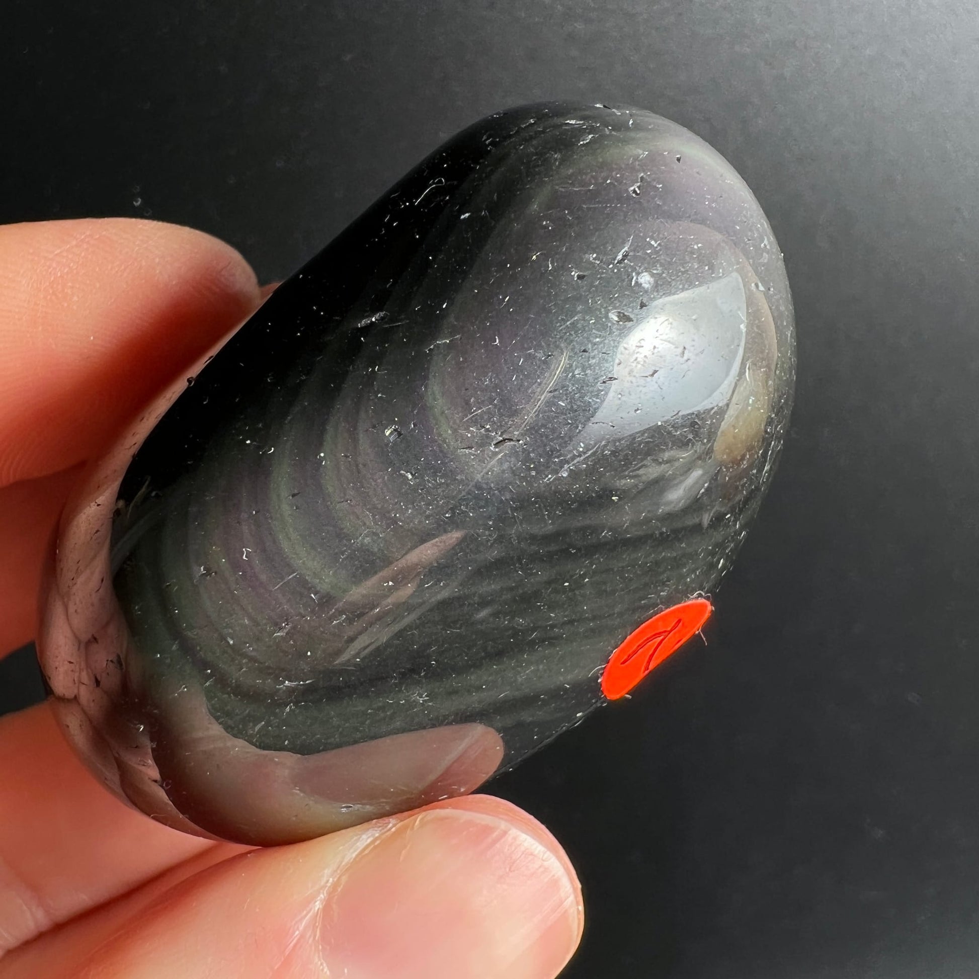 Regenbogenobsidian Trommelstein, tiefschwarz mit silbrig-weissen Schlieren und schimmerndem Perlmutt-Lichtreflex, oval poliert | Happy Minerals