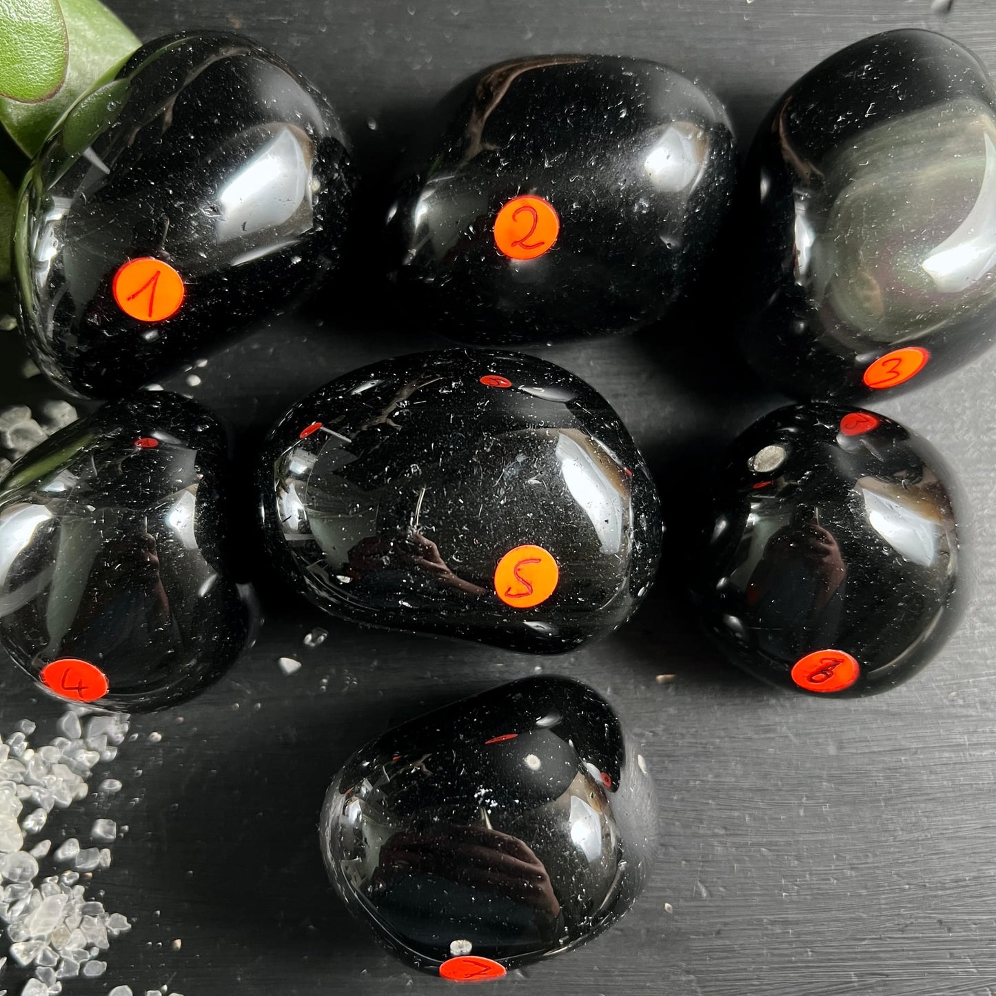 Regenbogenobsidian Trommelsteine tiefschwarz poliert, seidig schimmernd, ovale Form, nummeriert 1-6 | Happy Minerals