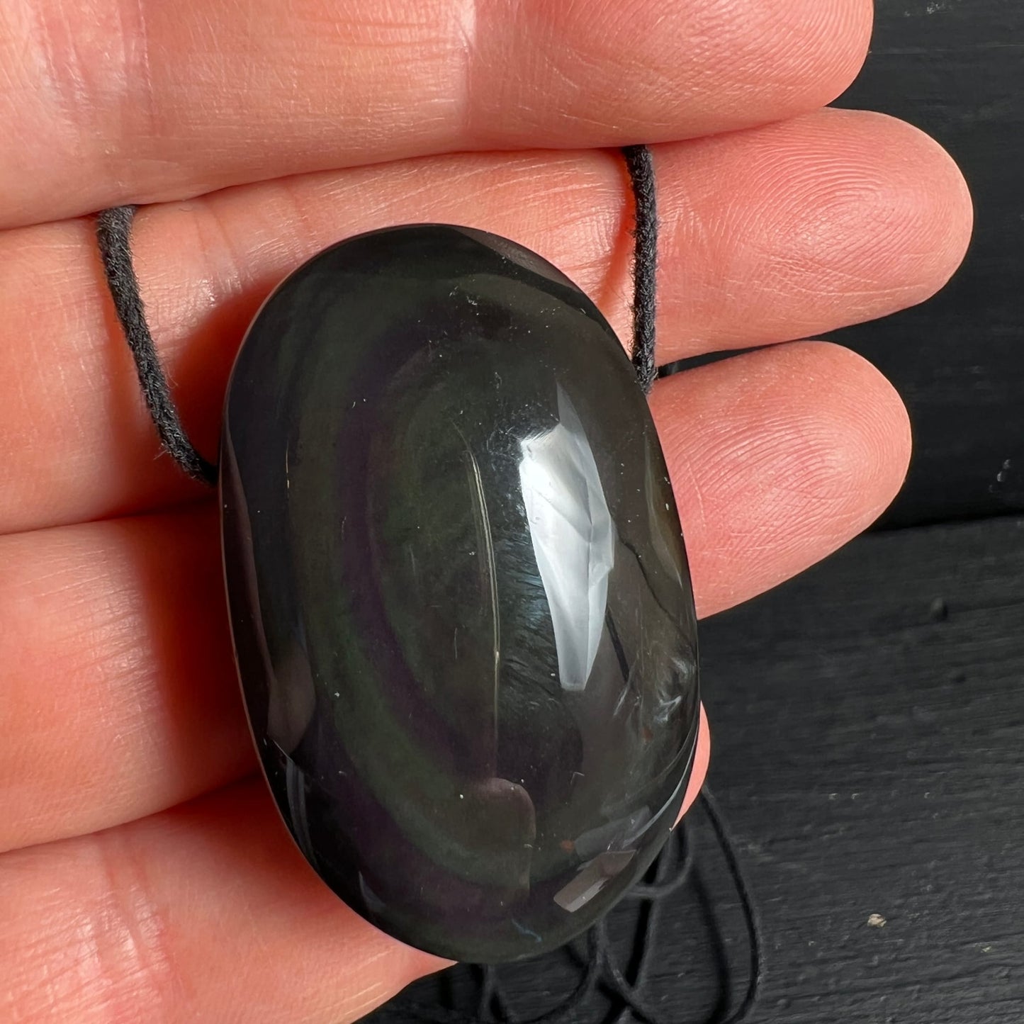 Regenbogenobsidian in Handteller | dunkel schimmernd | zarte Grüntöne sichtbar | Happy Minerals