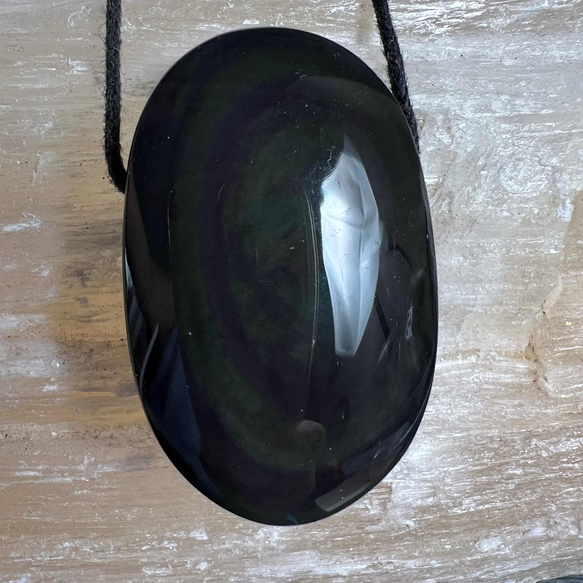 Regenbogenobsidian Unikat | schwarzer Glanz vor Selenit | mystisches Schimmern | Happy Minerals
