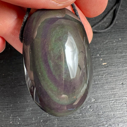 Regenbogenobsidian Tropfen | violette & grüne Farbschichten | schwebend an Band | Happy Minerals
