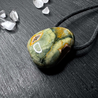 Regenwaldjaspis Anhänger in Tropfenform mit grünen und braunen Mustern | Happy Minerals