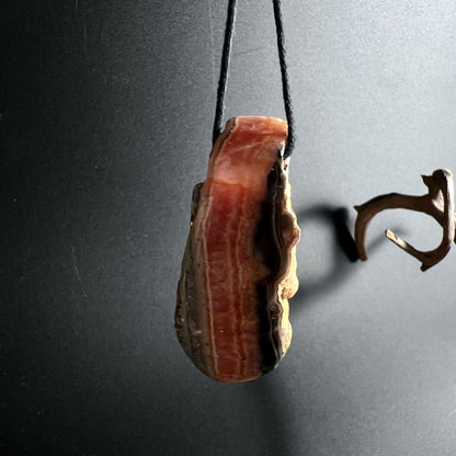 Rhodochrosit Anhänger mit organischer Form im Boho Stil | Happy Minerals