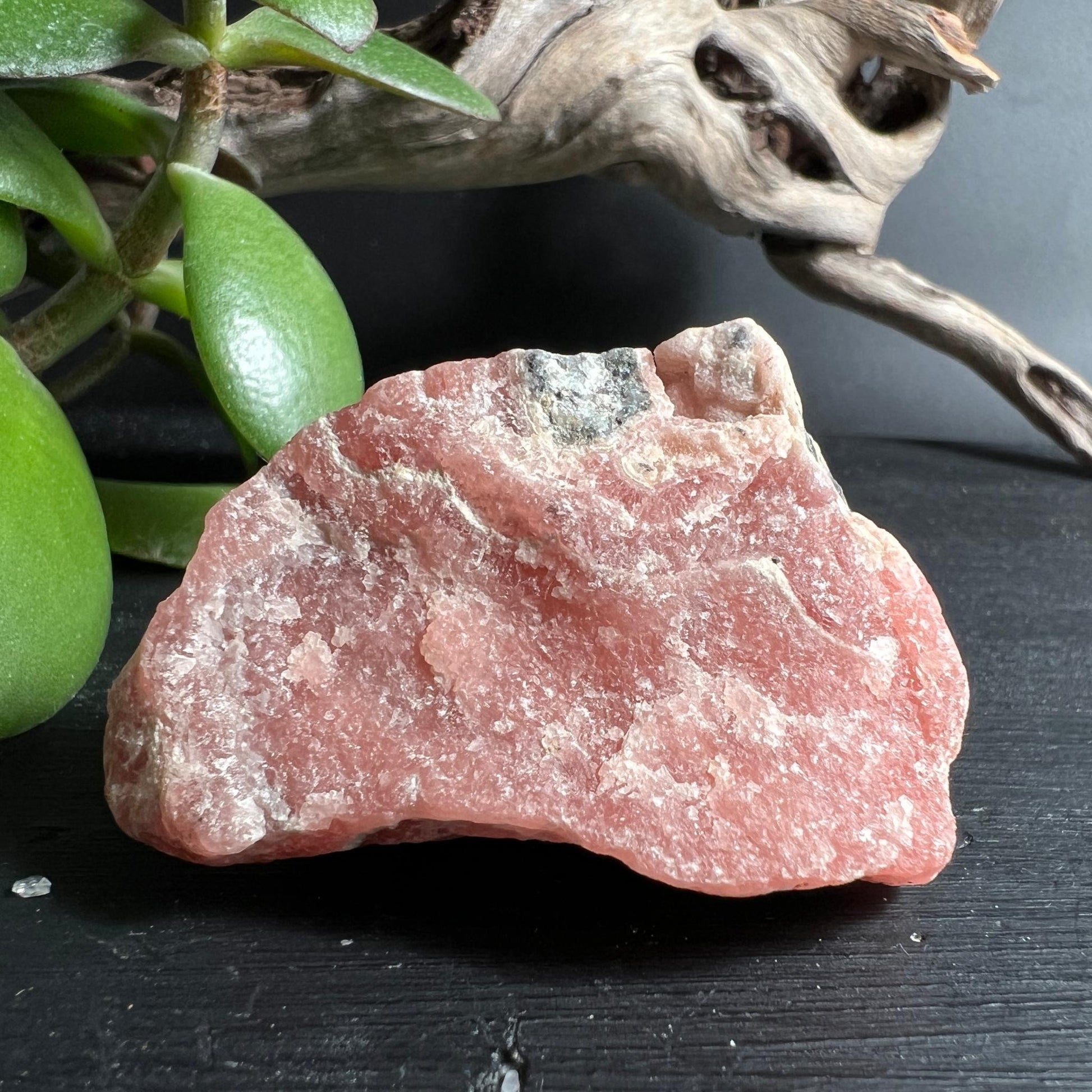 Argentinischer Rhodochrosit Rohstein Frontalansicht rosa mit Glitzer