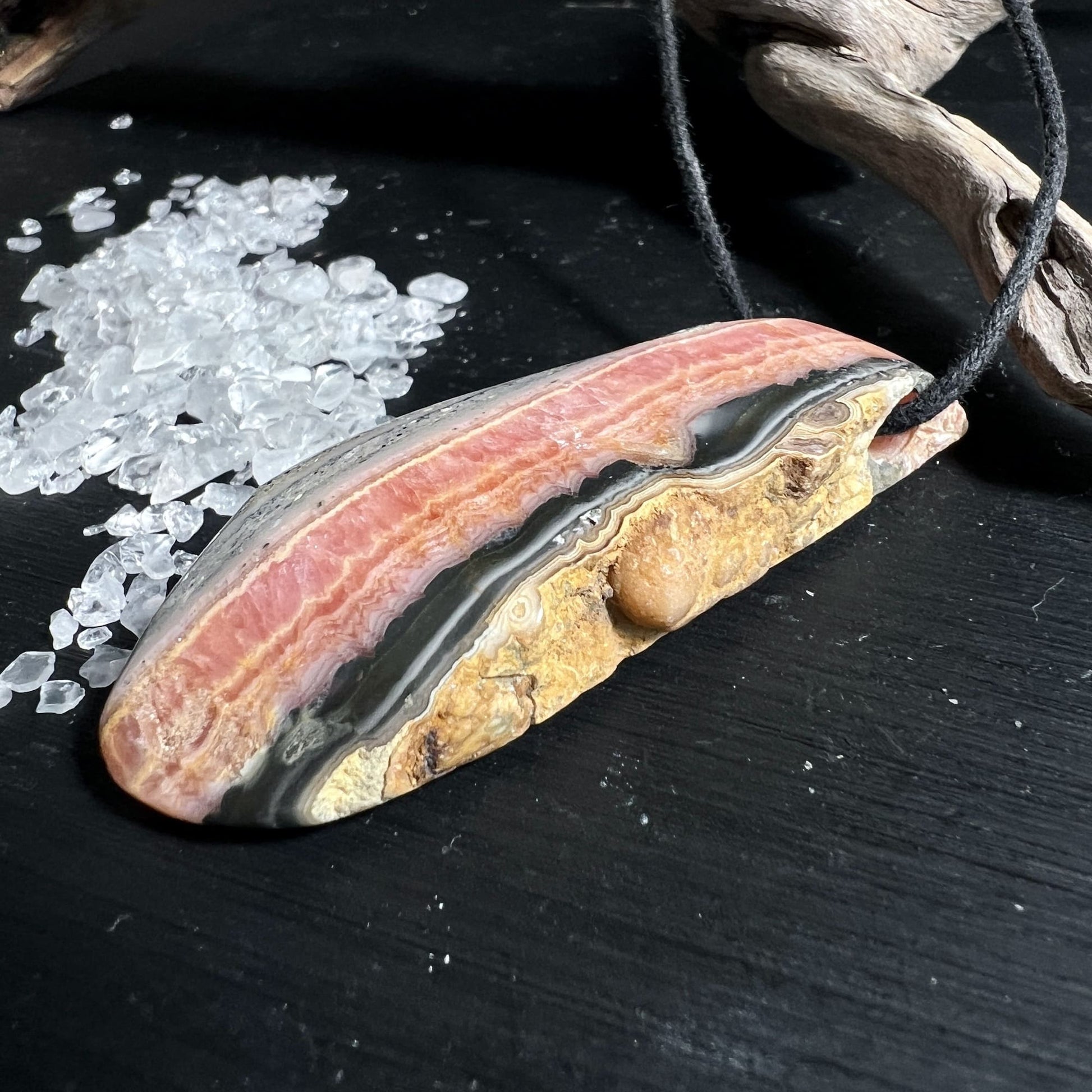 Detailansicht der rosa und grauen Schichten im Rhodochrosit Anhänger | Happy Minerals