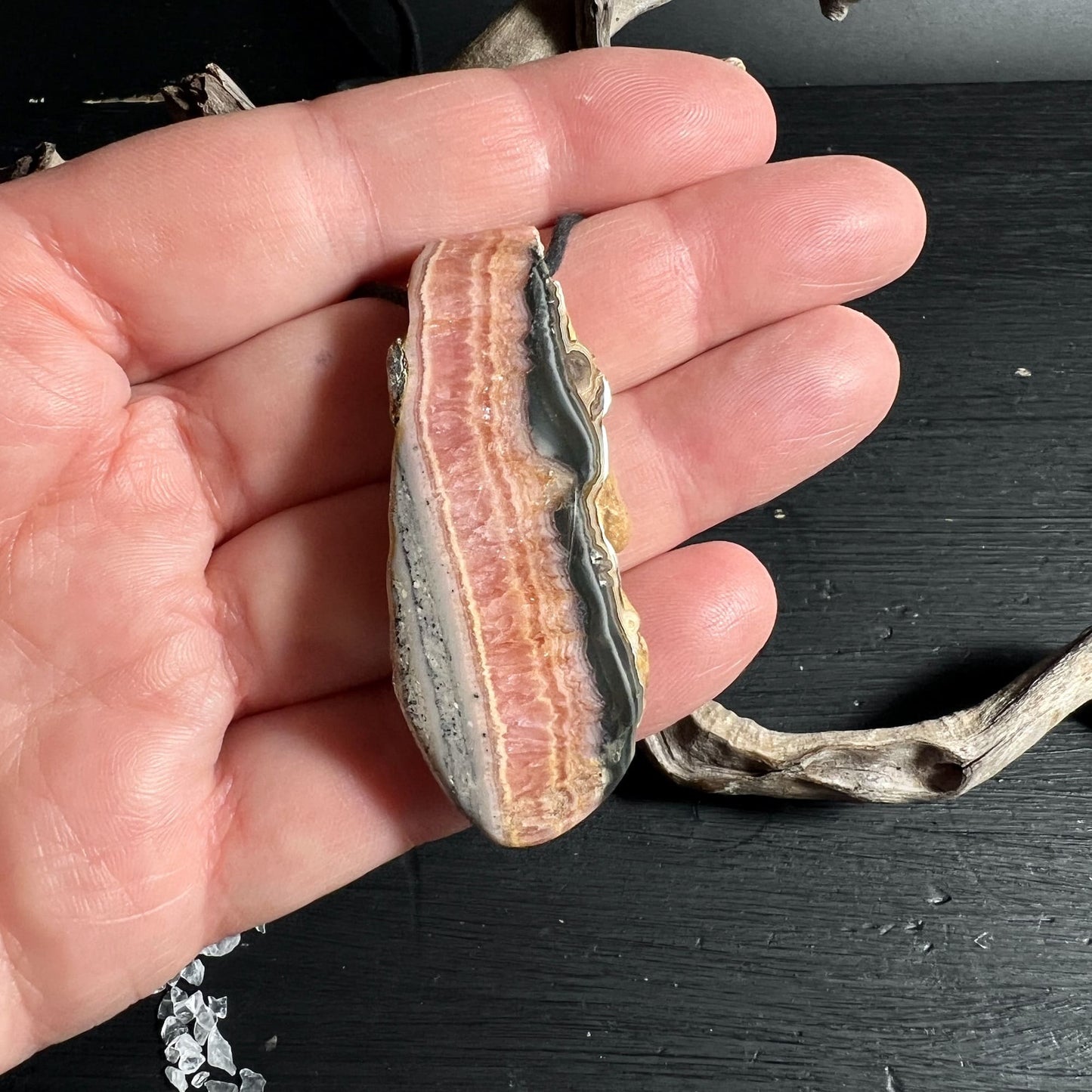 Nahaufnahme der Struktur im Rhodochrosit Anhänger aus Argentinien | Happy Minerals