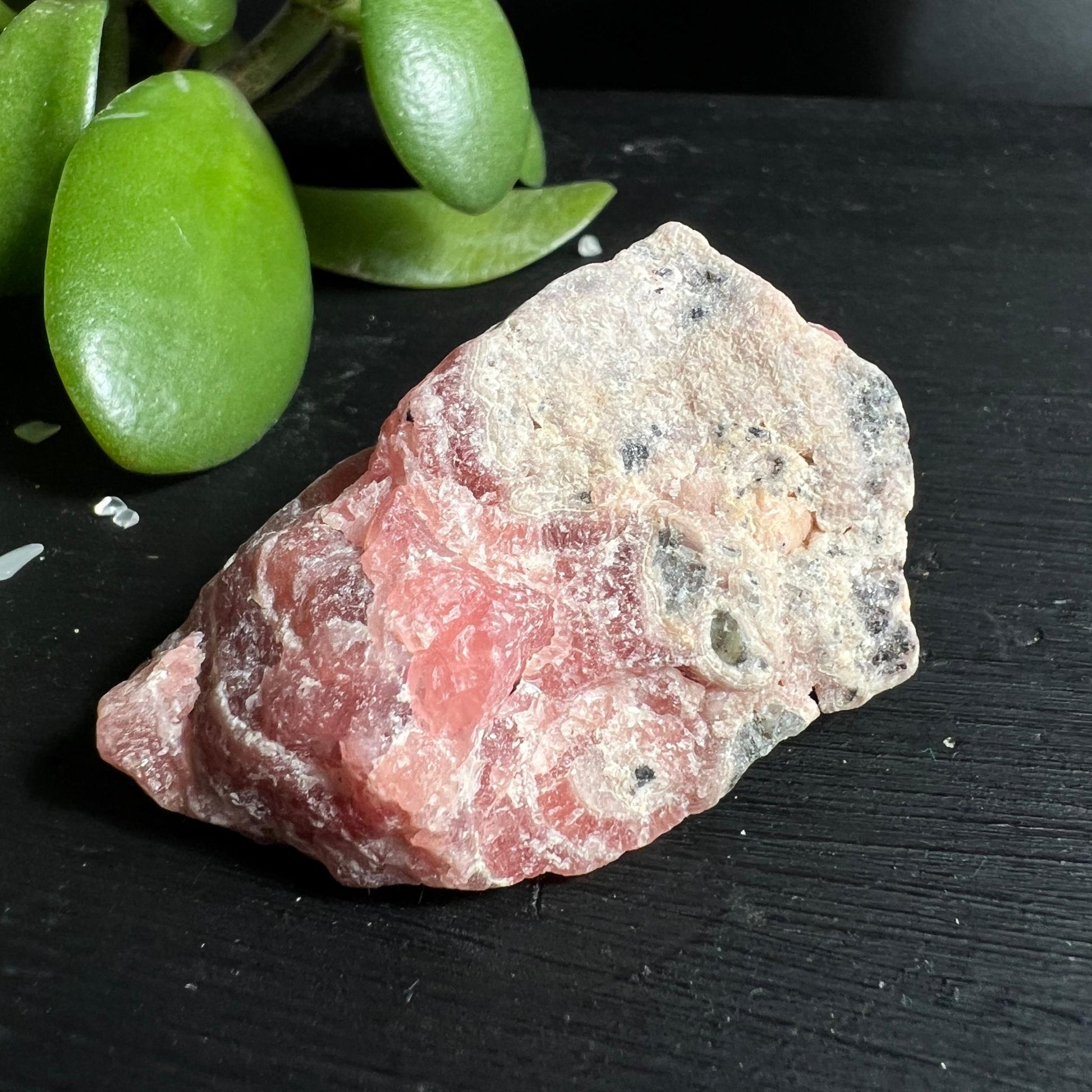 Rhodochrosit Rohstein zeigt rosa-weisse kristalline Struktur