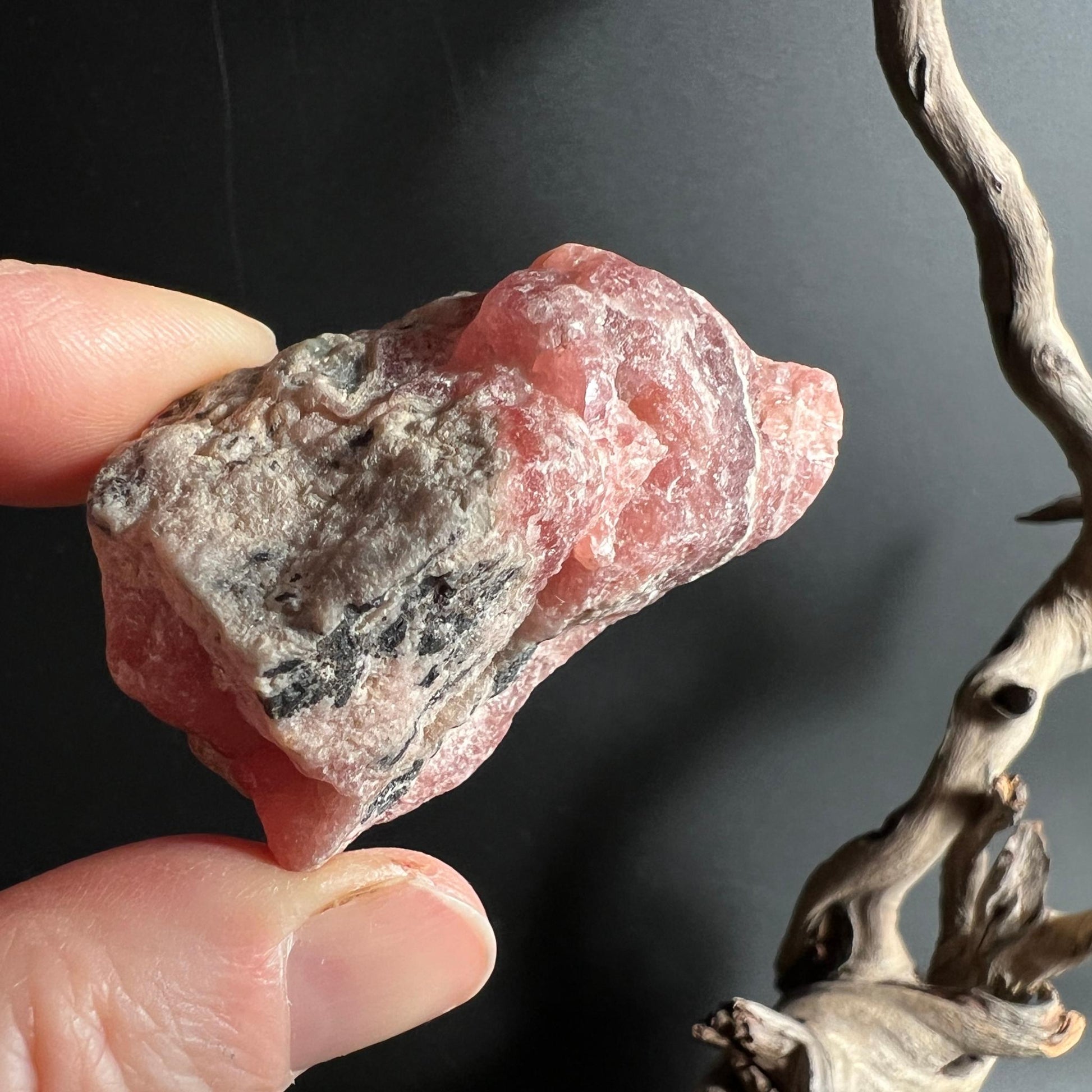 Rhodochrosit Rohstein Seitenansicht mit grauem Muttergestein