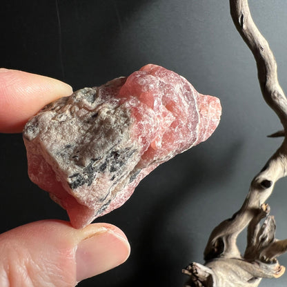 Rhodochrosit Rohstein Seitenansicht mit grauem Muttergestein