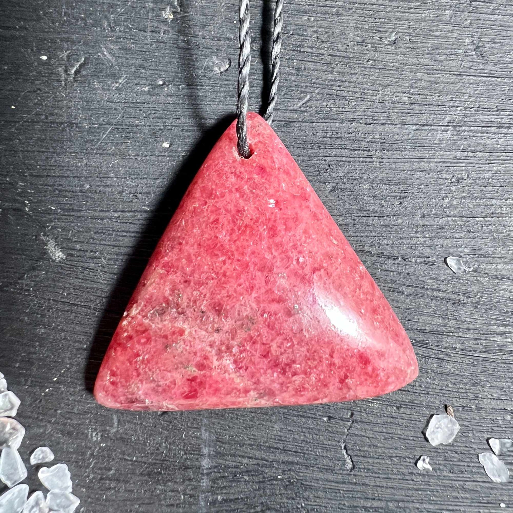 Rhodonit Anhänger 35mm, dreieckig, aus Madagaskar | Happy Minerals