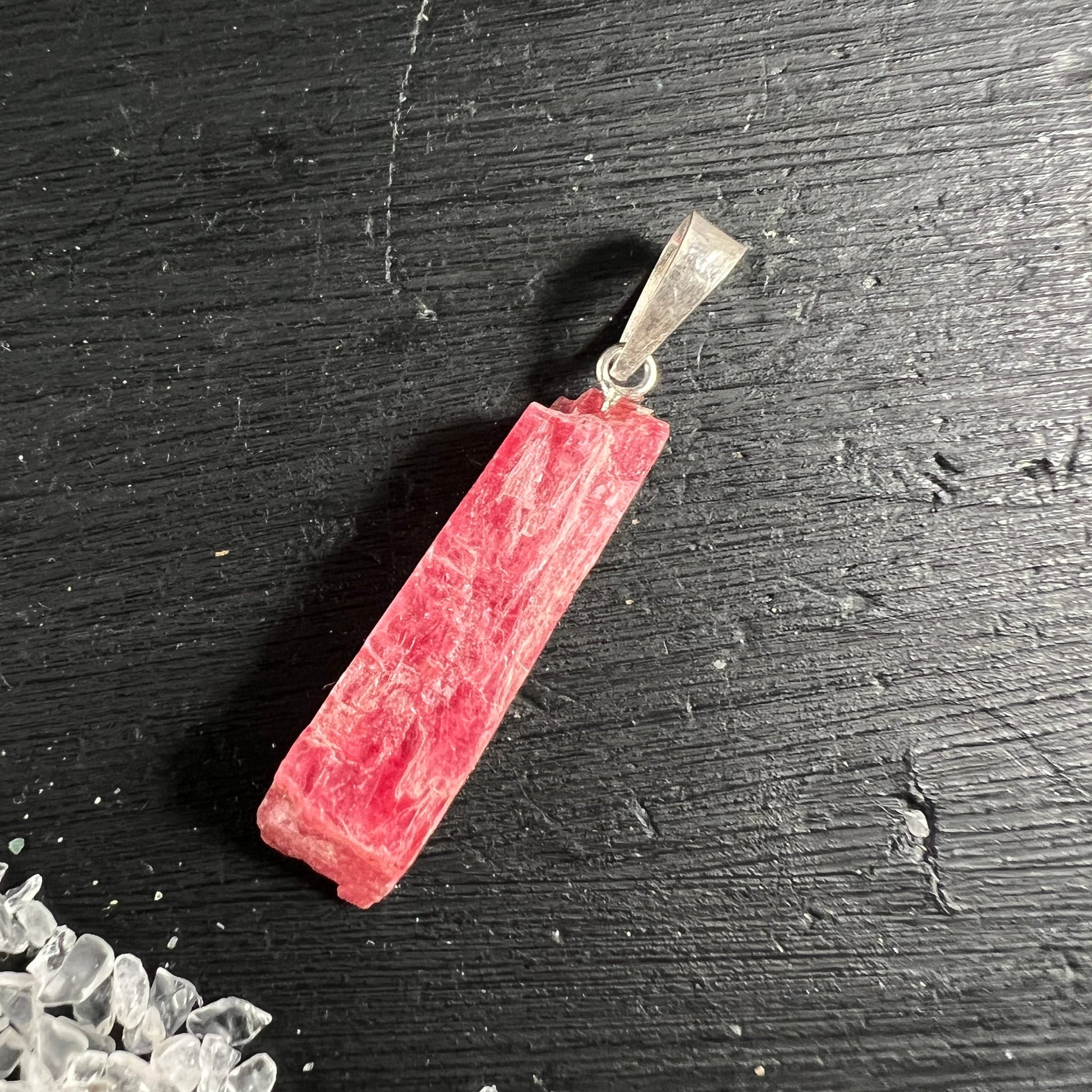 Rhodonit Anhänger in leuchtendem Erdbeer-Rosa, rohe Stabform mit faserig-texturierter Oberfläche, Silberfassung | Happy Minerals