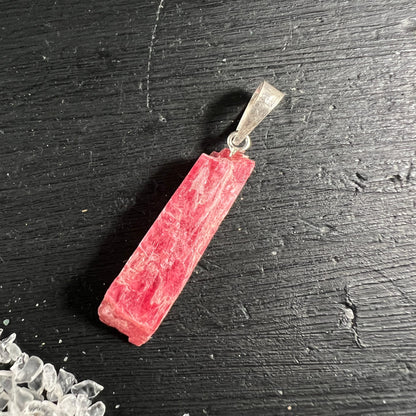 Rhodonit Anhänger in leuchtendem Erdbeer-Rosa, rohe Stabform mit faserig-texturierter Oberfläche, Silberfassung | Happy Minerals