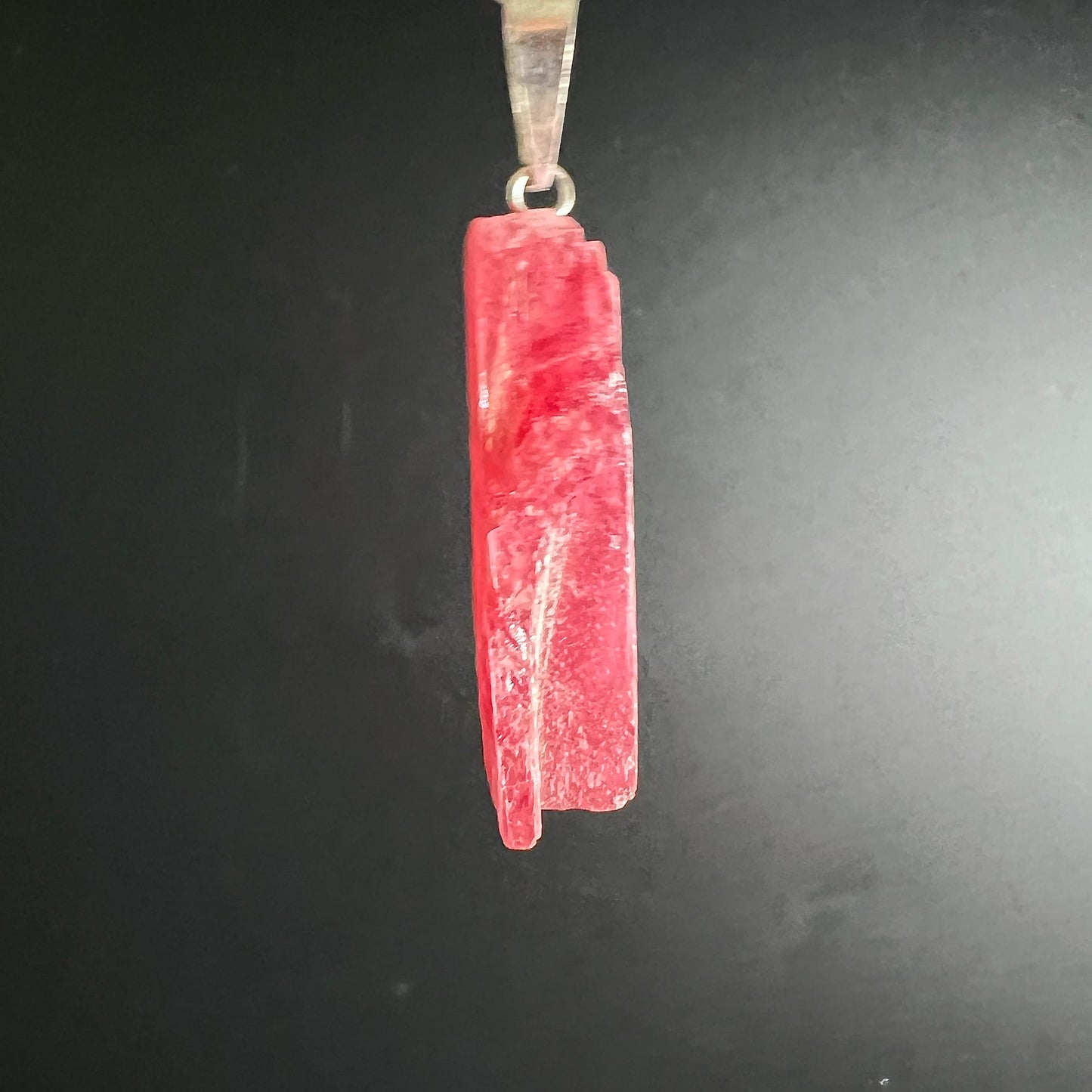 Rhodonit Anhänger in leuchtendem Erdbeerrot mit dunkelroten Einschlüssen, rohe Stabform, glänzend poliert | Happy Minerals