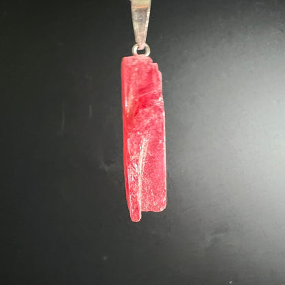 Rhodonit Anhänger in leuchtendem Erdbeerrot mit dunkelroten Einschlüssen, rohe Stabform, glänzend poliert | Happy Minerals