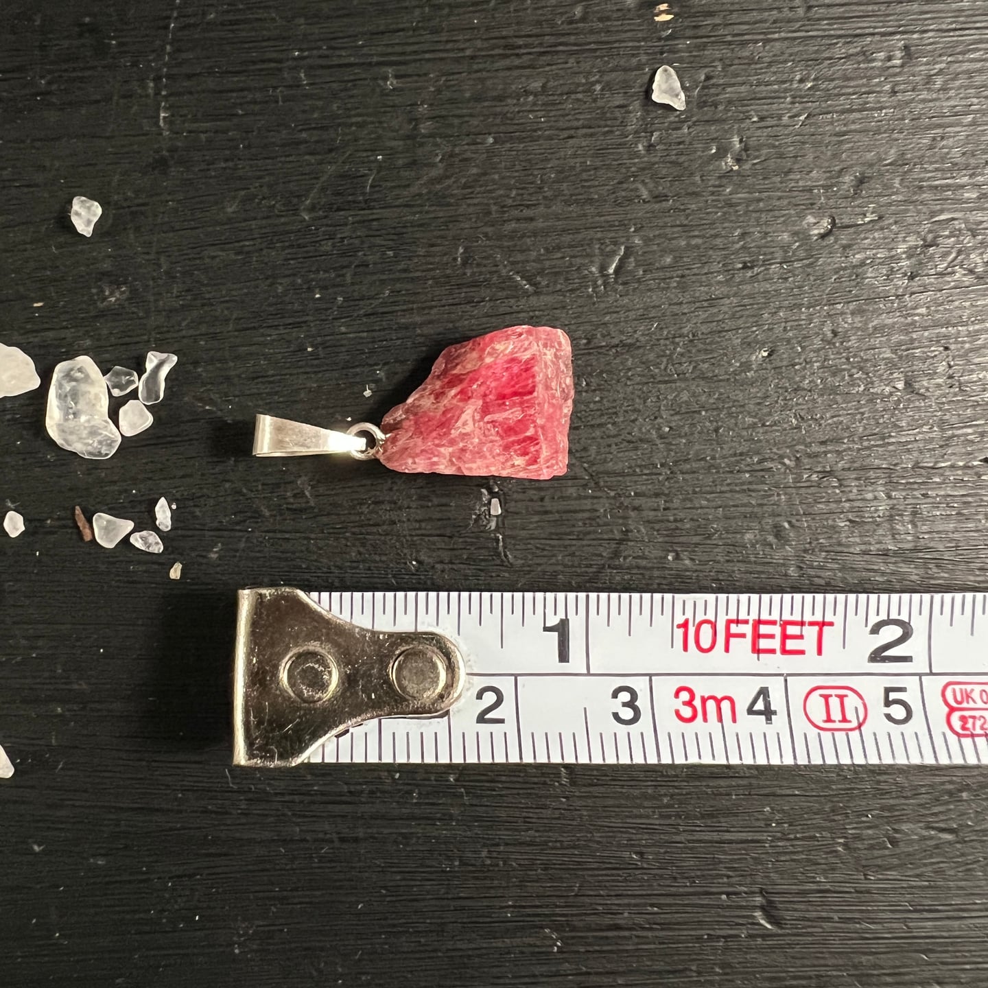Rhodonit Anhänger mit Maßband | natürlicher Rohstein | Größenvergleich | Happy Minerals Unikat