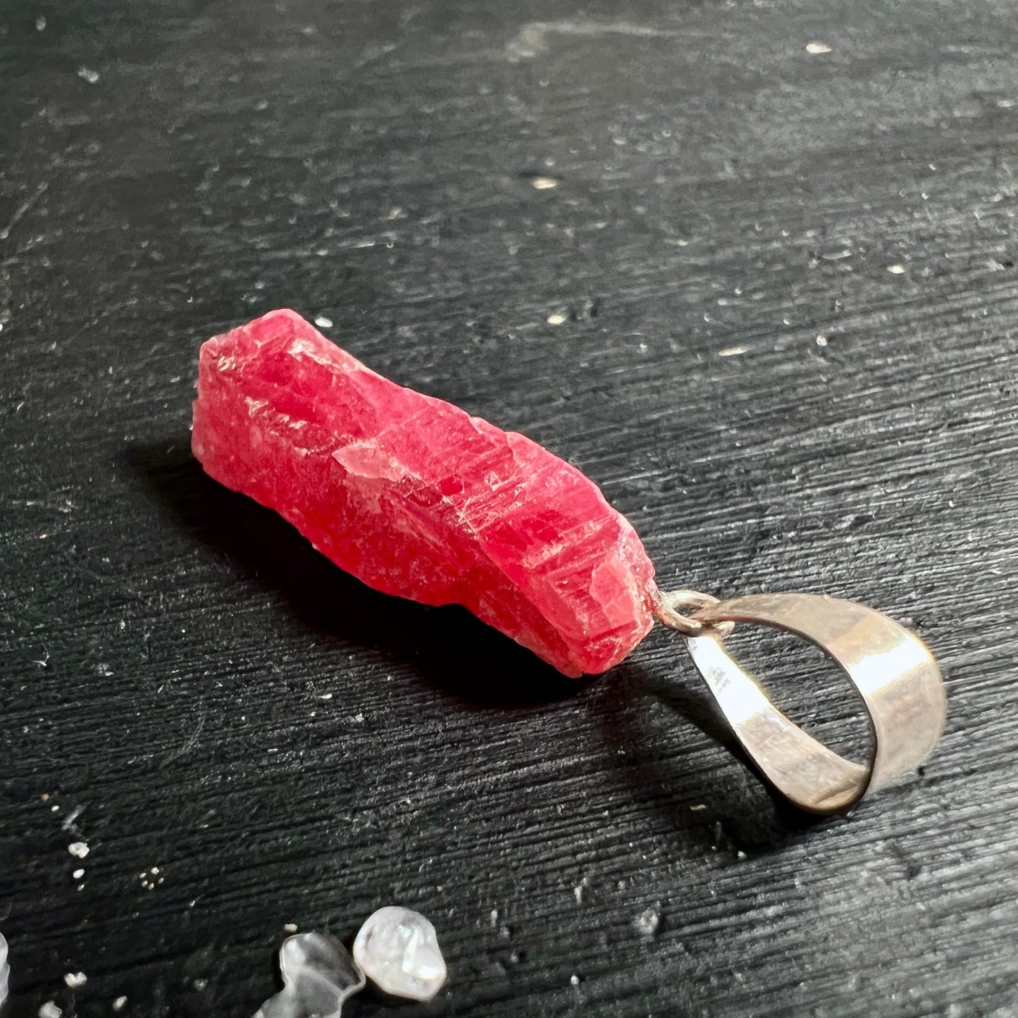 Rhodonit Anhänger roh, leuchtend himbeerscharlachrot, stabförmig 40mm, silberne Mondsichel-Öse | Happy Minerals