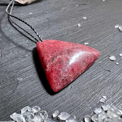 Rhodonit Anhänger mit verstellbarem schwarzen Band | Happy Minerals