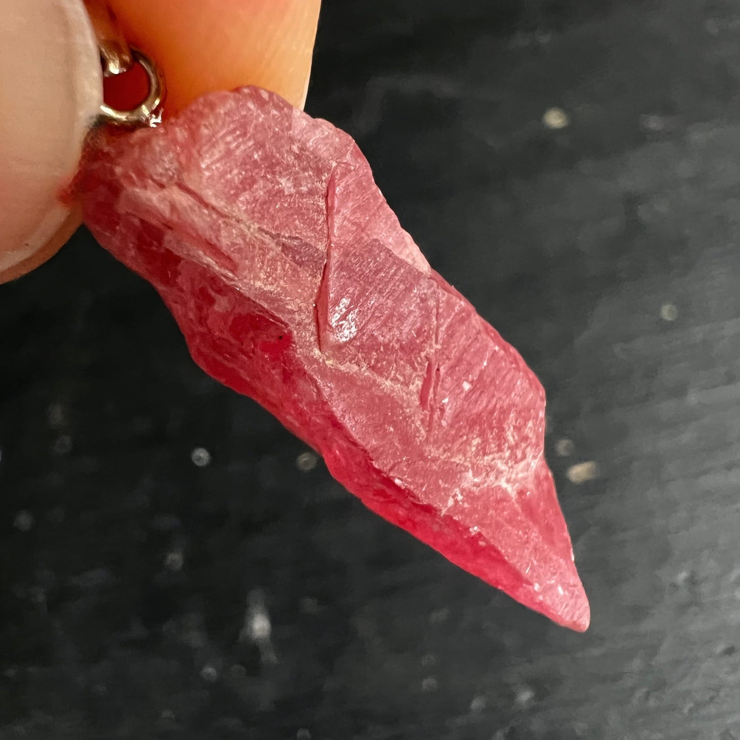 Rhodonit Anhänger roh, leuchtendes Pink-Rot mit weißlichen Streifen, spitz zulaufende Pfeilform, natürliche Rillen | Happy Minerals