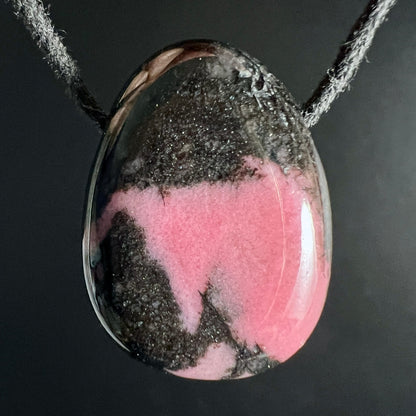 Rhodonit Anhänger Tropfenform, kräftig pinkes Rosa mit schwarzen Manganadern und glitzernden Einschlüssen | Happy Minerals