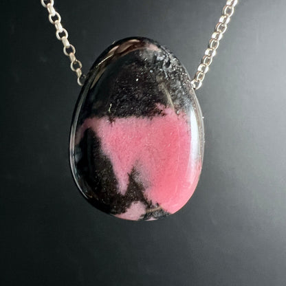 Rhodonit Anhaenger Tropfen mit pinker Zone und schwarzen Manganadern, hochglaenzend poliert | Happy Minerals