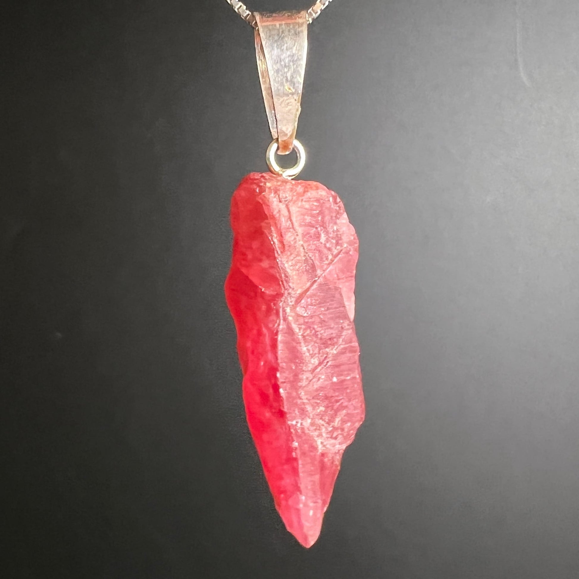 Rhodonit Anhänger roh, leuchtendes Himbeer-Rot mit rosanen Reflexen, längliche Stabform, natürliche Bruchflächen | Happy Minerals