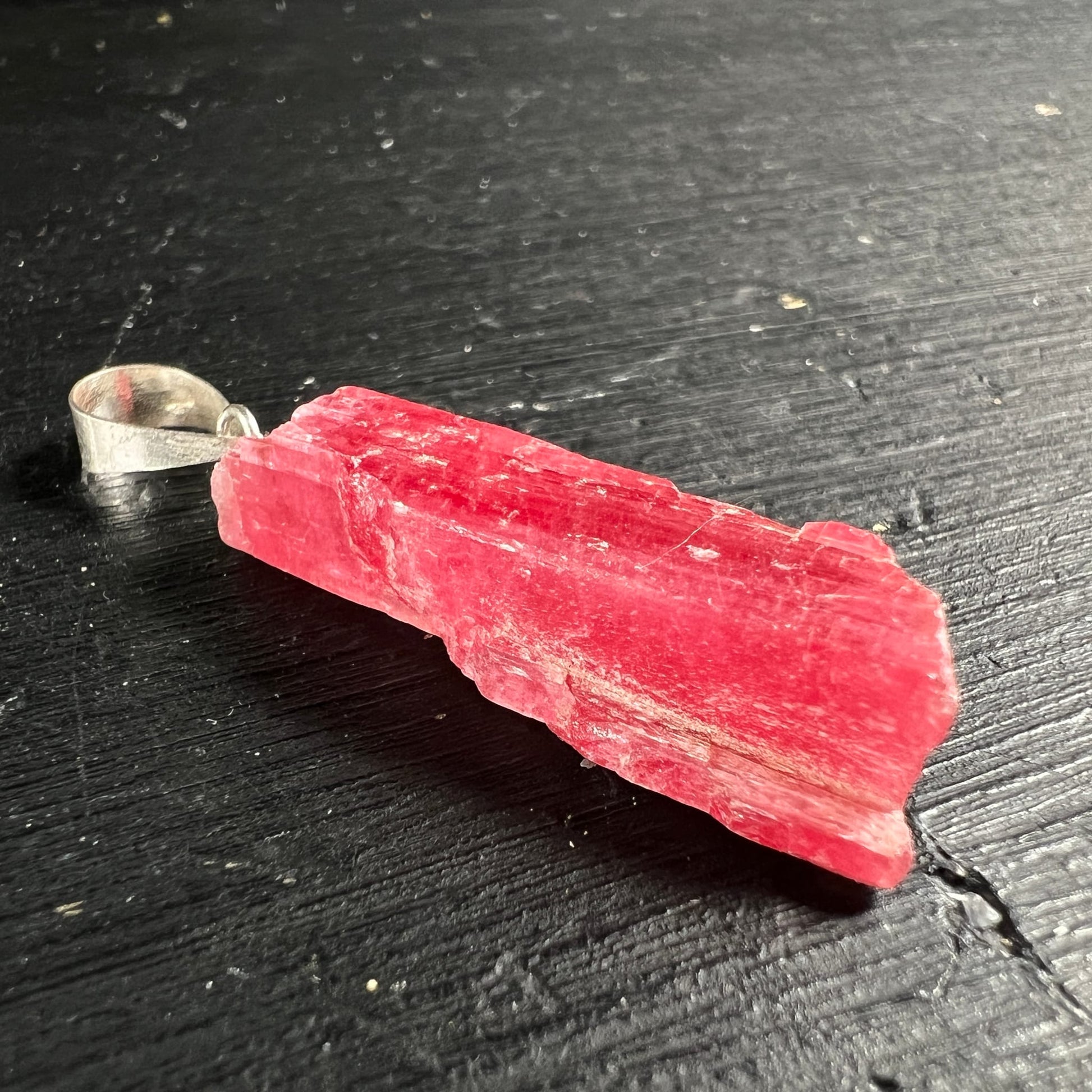 Rhodonit Anhänger roh, intensiv himbeerrot mit weissen Streifen, längliche Stabform, Silberbügel | Happy Minerals