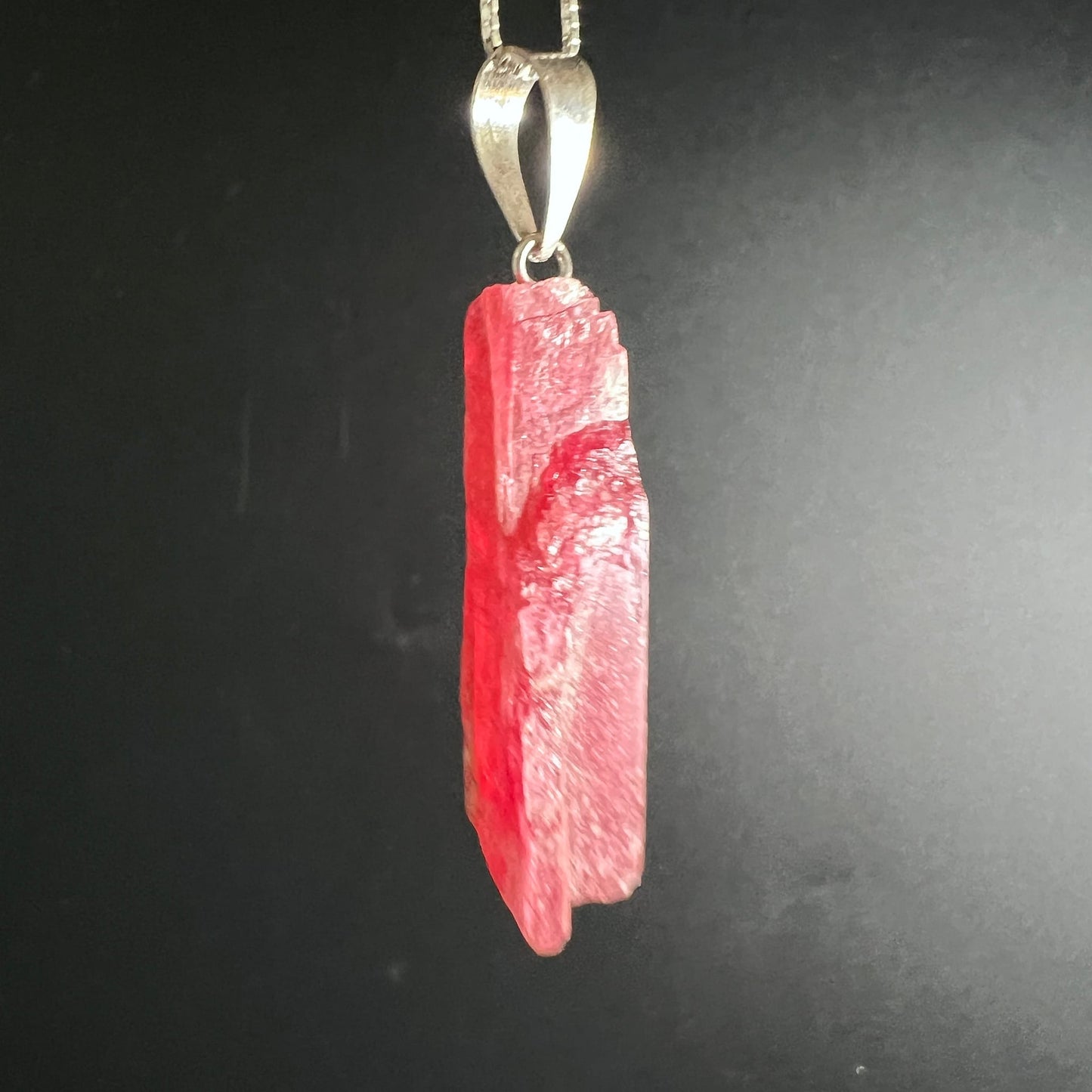 Rhodonit Anhänger roh, intensives Pink-Rot mit dunkelroten Schlieren, unregelmäßige Stabform, seidiger Glanz | Happy Minerals