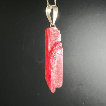Rhodonit Anhänger roh, intensives Pink-Rot mit dunkelroten Schlieren, unregelmäßige Stabform, seidiger Glanz | Happy Minerals