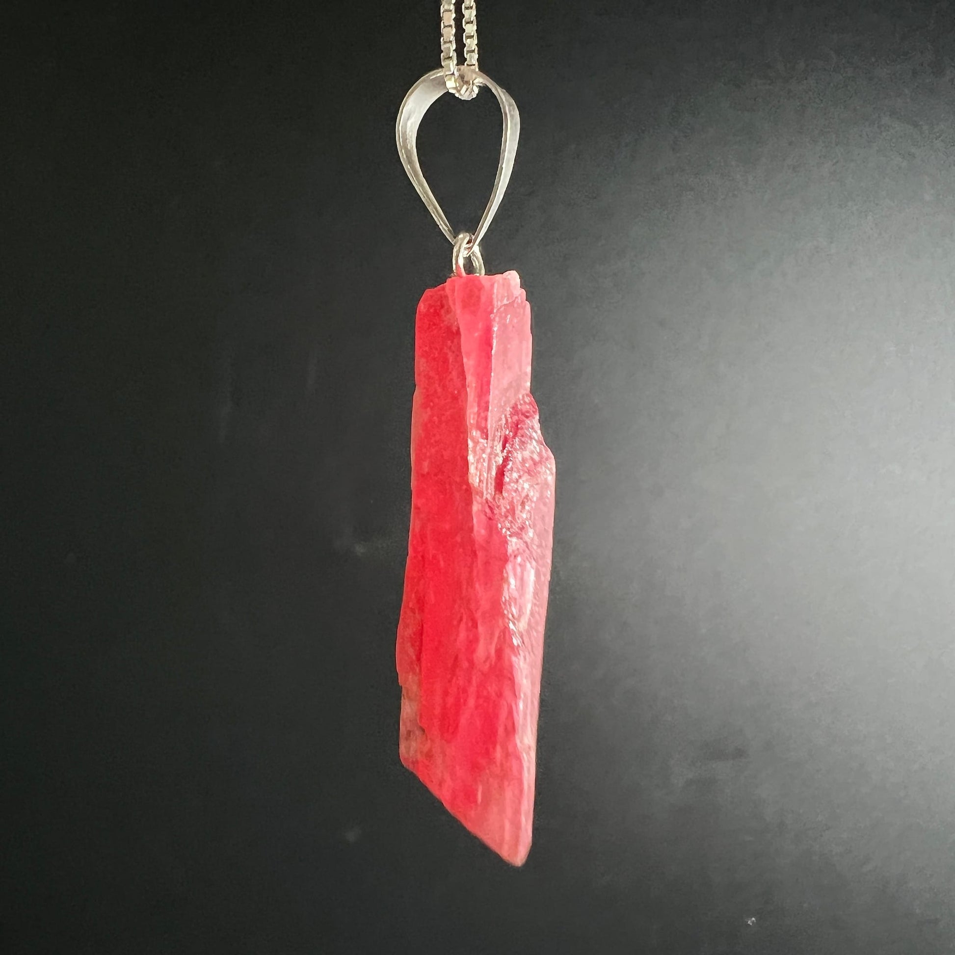 Rhodonit Anhänger roh, intensiv leuchtendes Korallenrot mit hellrosa Zonen, flache Stabform, natürliche Bruchflächen | Happy Minerals