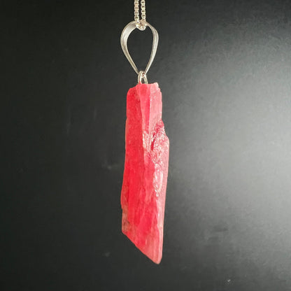 Rhodonit Anhänger roh, intensiv leuchtendes Korallenrot mit hellrosa Zonen, flache Stabform, natürliche Bruchflächen | Happy Minerals