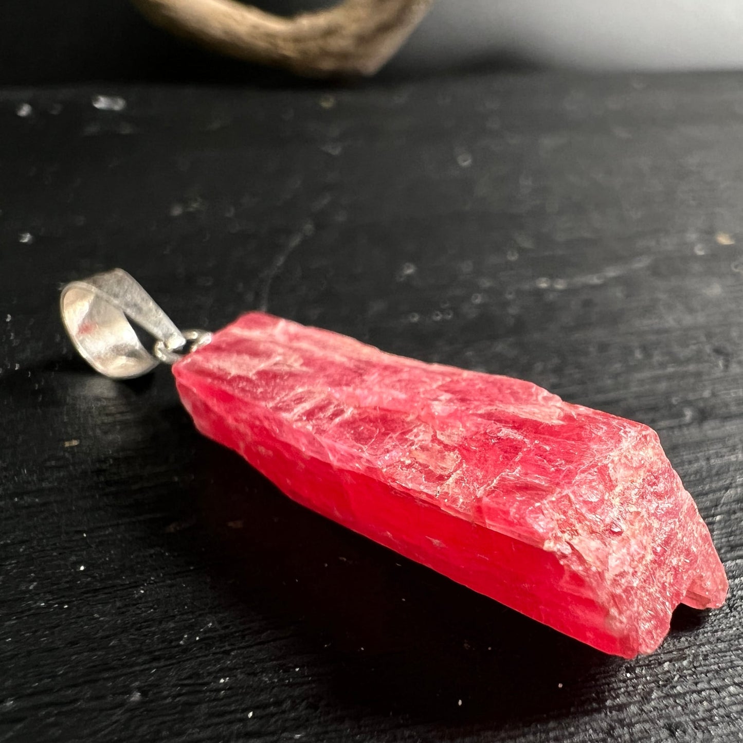 Rhodonit Anhänger roh, intensiv leuchtendes Korallrot mit semitransparenten Zonen, längliche Stabform, Silberbügel | Happy Minerals