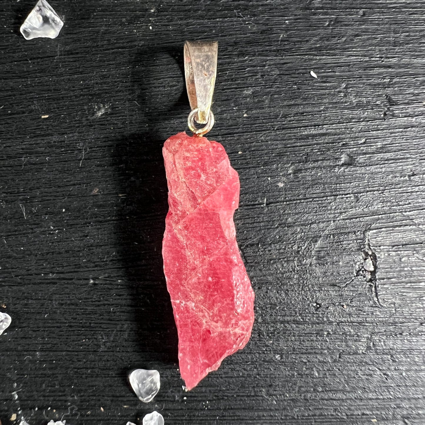 Rhodonit Anhänger roh, kräftiges Pink-Rot mit matten Oberflächen, längliche unregelmäßige Stabform, goldene Öse | Happy Minerals