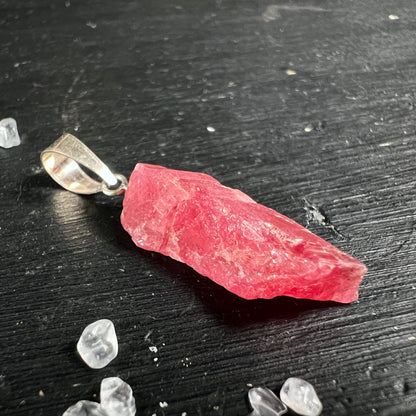 Rhodonit Anhänger roh, leuchtend pink-rot mit weissen Schlieren, spitz-längliche Rohform, Silberfassung | Happy Minerals