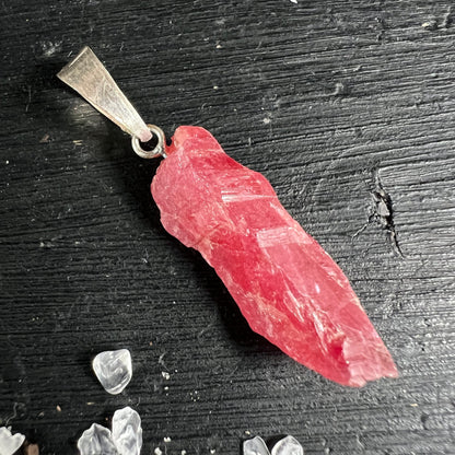 Rhodonit Anhänger roh, leuchtend rosa-rot mit weissen Streifen, spitze Stabform, Silberfassung | Happy Minerals