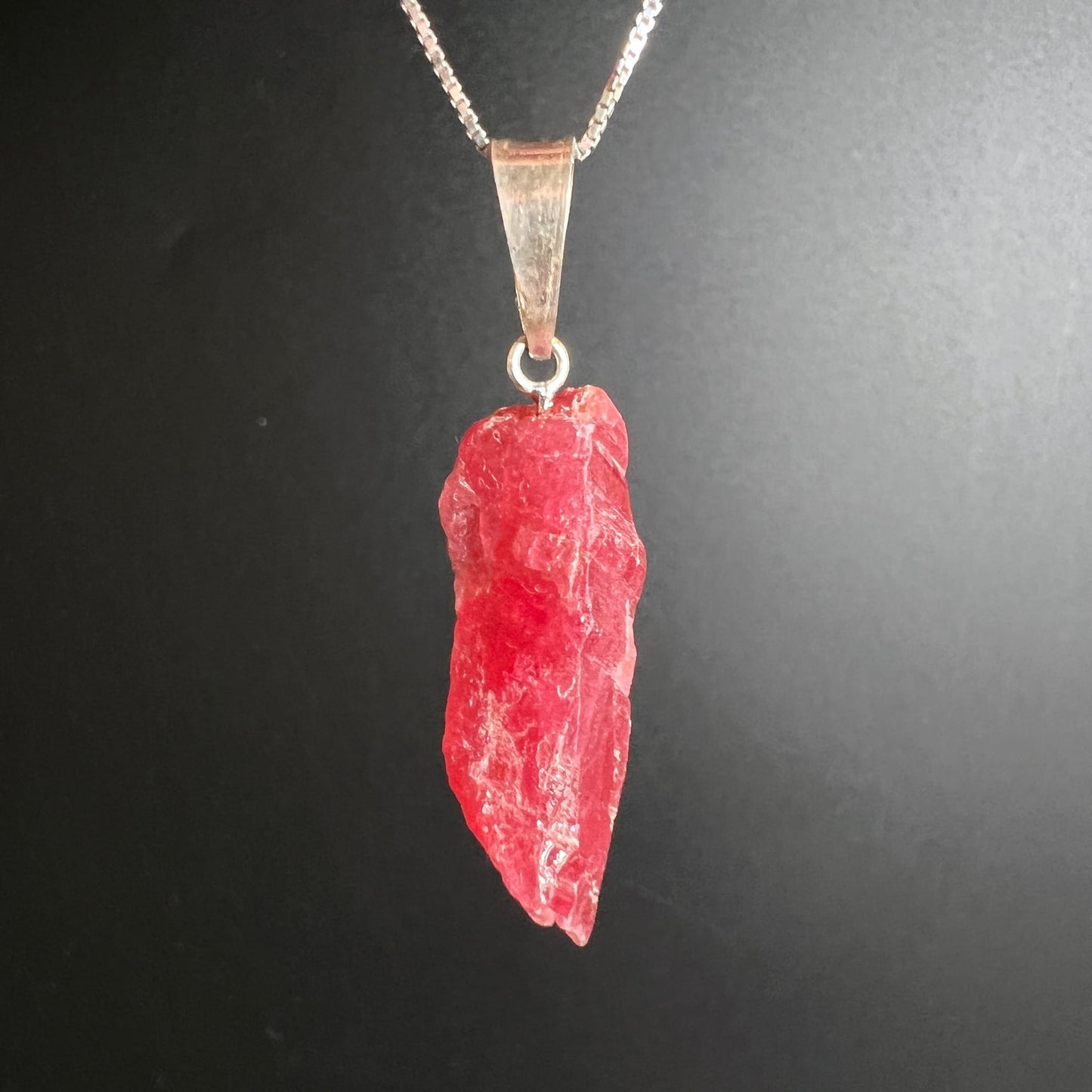 Rhodonit Anhänger roh, leuchtendes Erdbeer-Rot mit matten und glänzenden Bruchflächen, längliche unregelmäßige Form, Silberbügel | Happy Minerals
