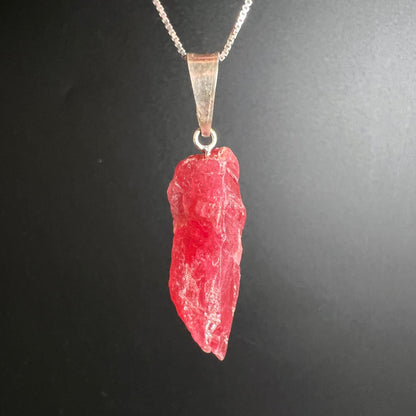 Rhodonit Anhänger roh, leuchtendes Erdbeer-Rot mit matten und glänzenden Bruchflächen, längliche unregelmäßige Form, Silberbügel | Happy Minerals