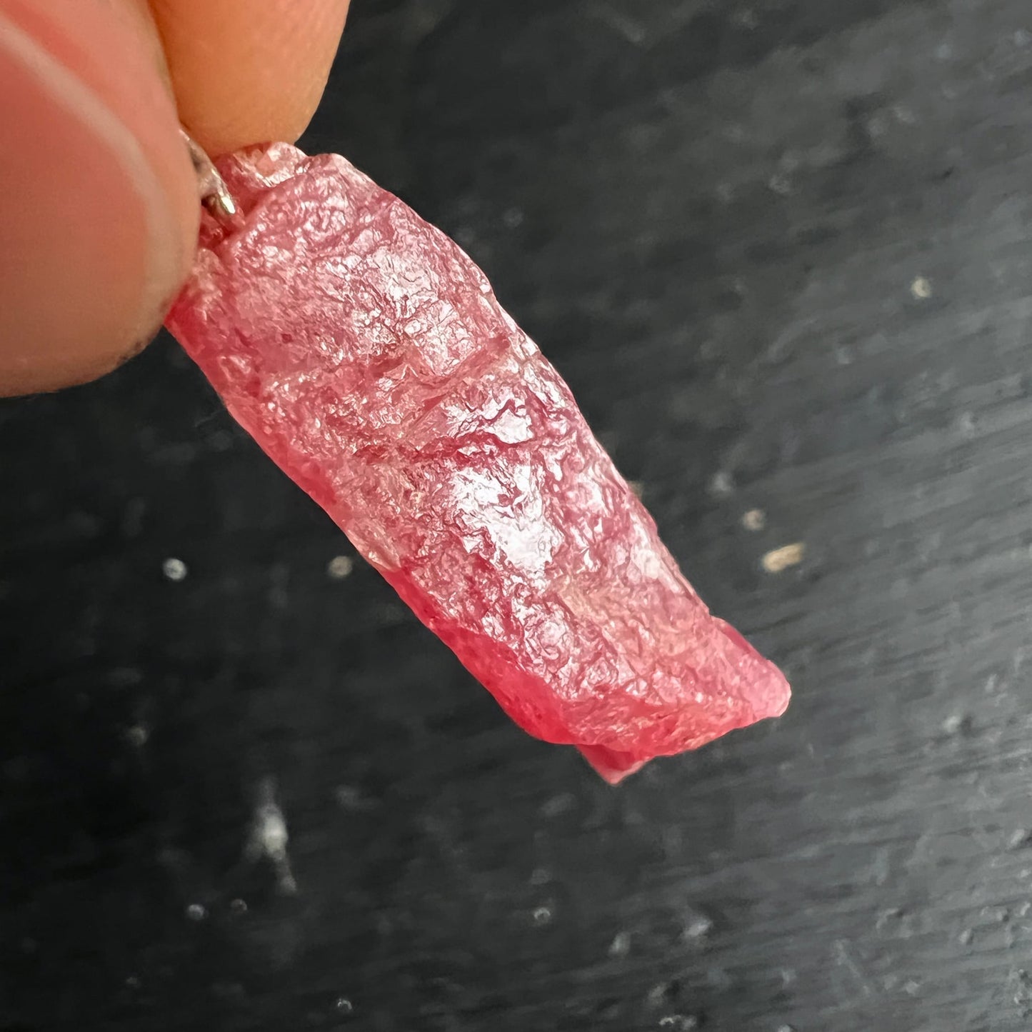 Rhodonit Anhänger roh, leuchtendes Pink-Rot mit glasigem Glanz, rechteckig-trapezförmig, rillige Oberfläche | Happy Minerals