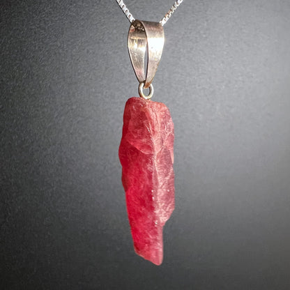 Rhodonit Anhänger roh, leuchtend pink-rot mit himbeerroten Zonen, unpolierte Stabform, Silberfassung | Happy Minerals