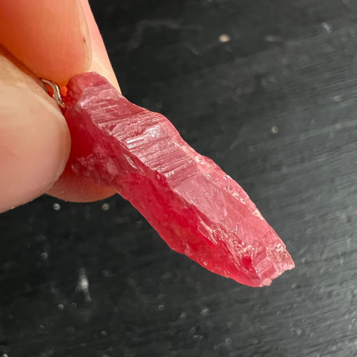 Rhodonit Anhänger roh, leuchtend pink-rot mit weissen Einschlüssen, längliche Stabform, natürliche Riefen | Happy Minerals