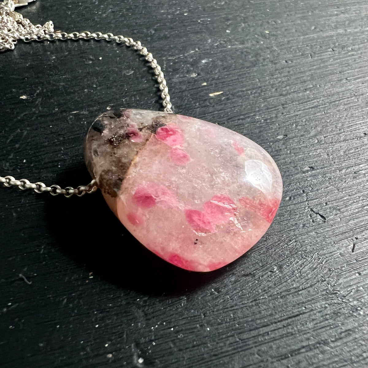 Rhodonit Anhaenger tropfenfoermig, rosa-graues Gestein mit pinken Flecken und dunklen Einschluessen, poliert | Happy Minerals