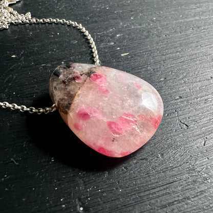 Rhodonit Anhaenger tropfenfoermig, rosa-graues Gestein mit pinken Flecken und dunklen Einschluessen, poliert | Happy Minerals