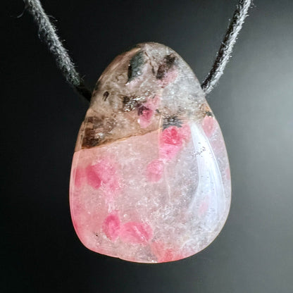 Rhodonit Anhaenger Tropfenform, oben graubraun mit Glimmer, unten rosa mit pinken Flecken | Happy Minerals